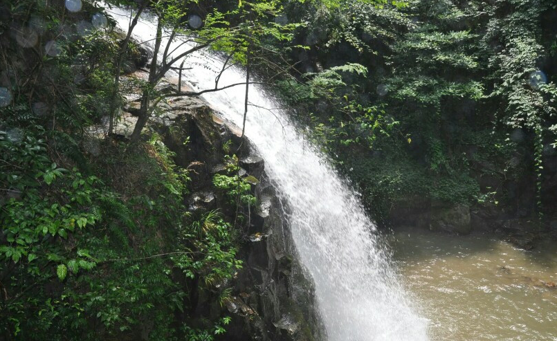 神龙潭瀑布