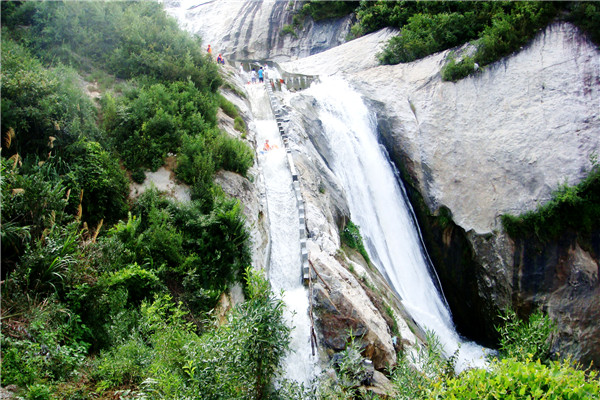 麻城天景山飞瀑漂流