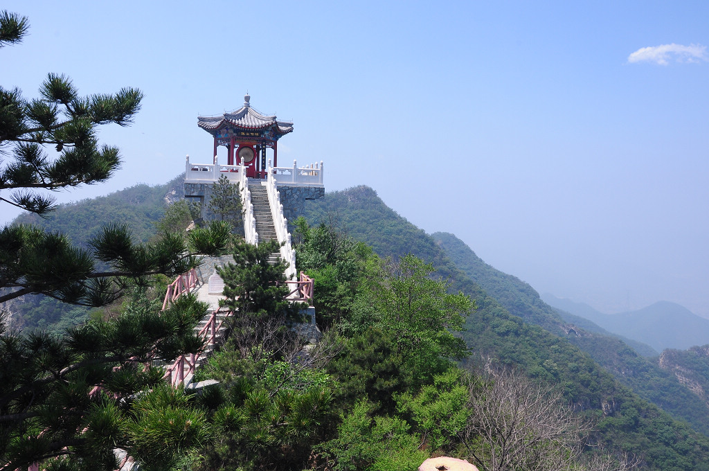 灵山洞又称"灵山幻境",位于杭州境内富春江畔,是一个罕见的竖井式