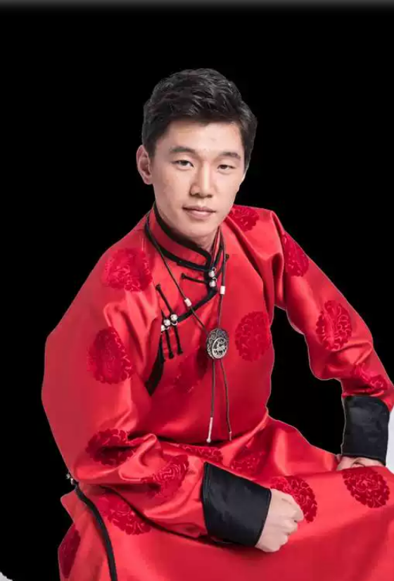 傲日其愣:蒙古族青年歌手.