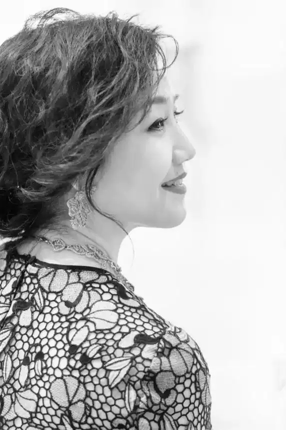 王维倩，毕业于上海音乐学院，上海歌剧院著名女中音歌唱家，国家一级演