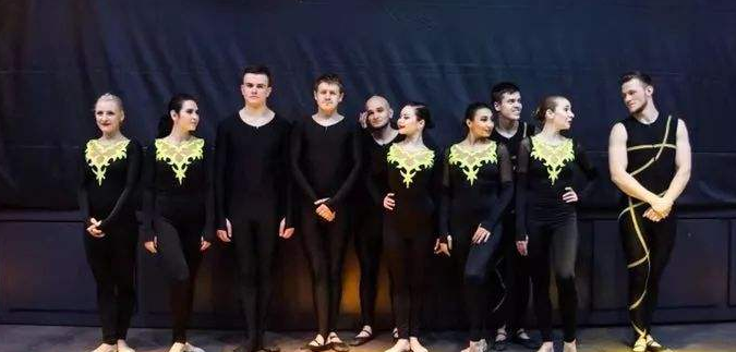 乌克兰Fireflies（萤火虫）剧团影子舞《幻影穿梭》