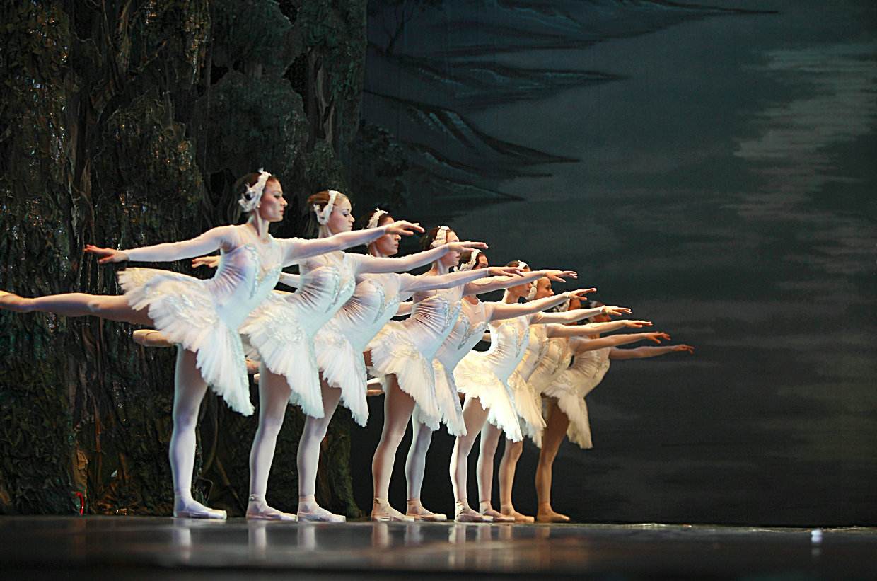 【芭蕾】各版《天鹅湖》四小天鹅之舞高清合辑-雪颈霜毛向天歌_三次元舞蹈_舞蹈_bilibili_哔哩哔哩