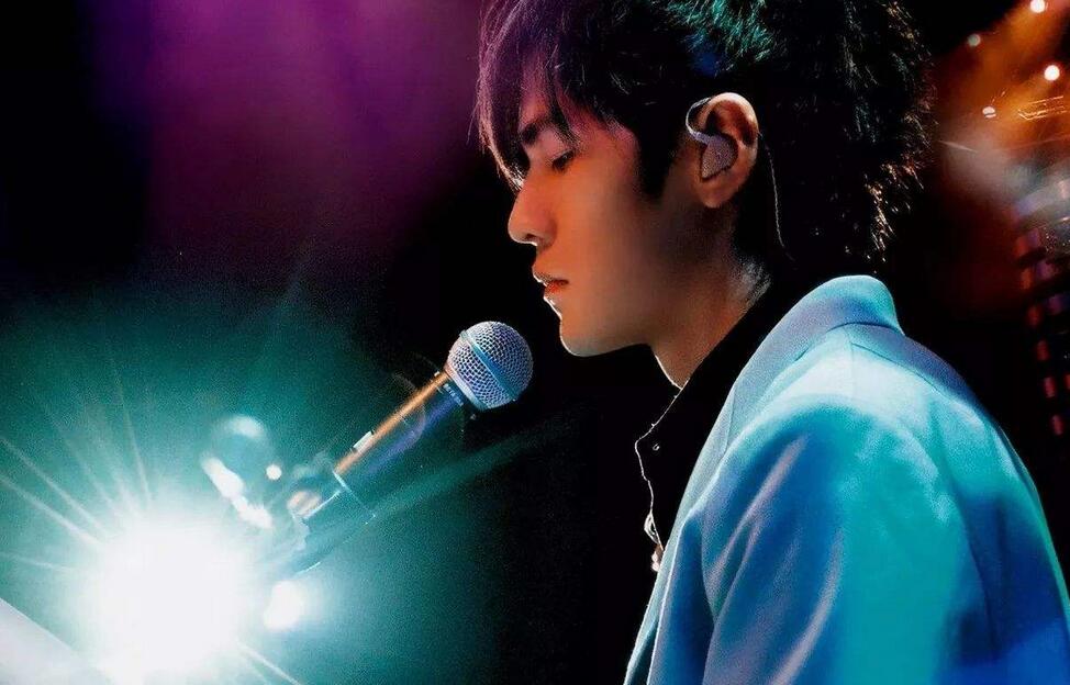 周杰伦,一个如《龙卷风》般横扫整个亚洲少男少女的人,一个刻录着年代
