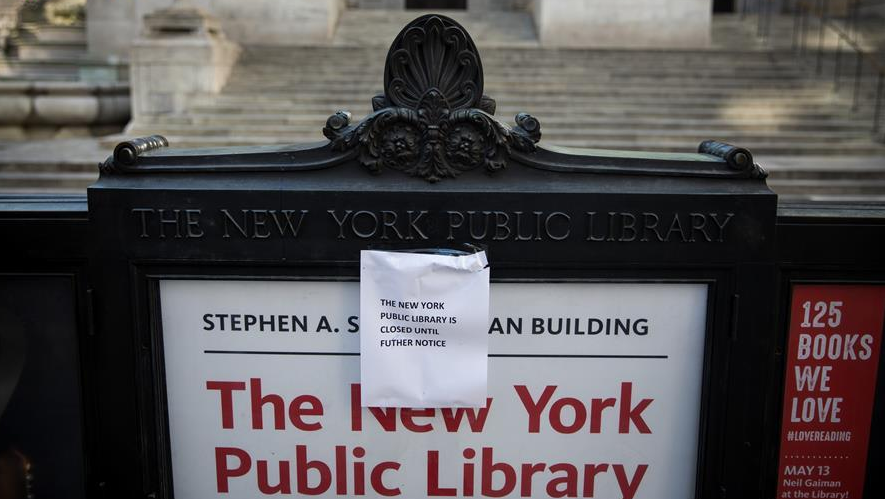 3月15日，在美国纽约，纽约公共图书馆门前贴着关闭的通知。新华社