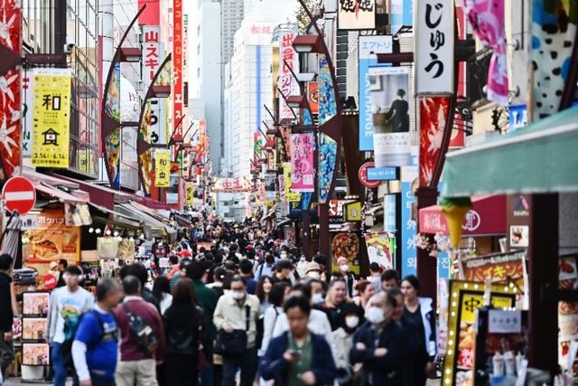挤爆了！日本人赏樱花、逛街、围观奥运圣火，政府警告不管用