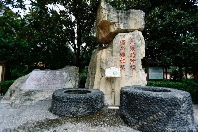 素有"温泉之乡"的汤池,因温泉而得名,且历史悠久,从汉文帝始建庐江国