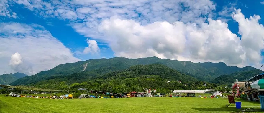 新晋网红民宿,位于有2000年历史的蜀中名城绵竹,背靠九龙山4a景区,离