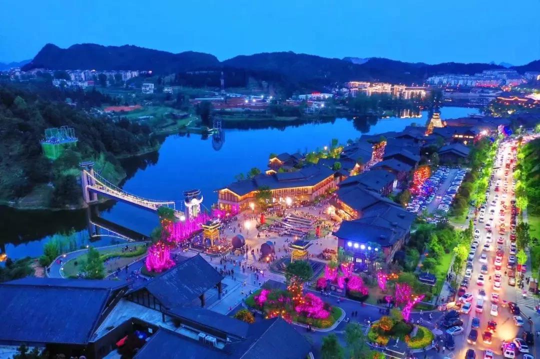 贵州丹寨万达旅游小镇是万达集团着力打造的文旅大型项目,是一个扶贫