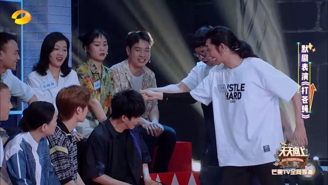 王梓是一个热爱并坚持做默剧的可爱大男孩,从事默剧表演七年,作品始终
