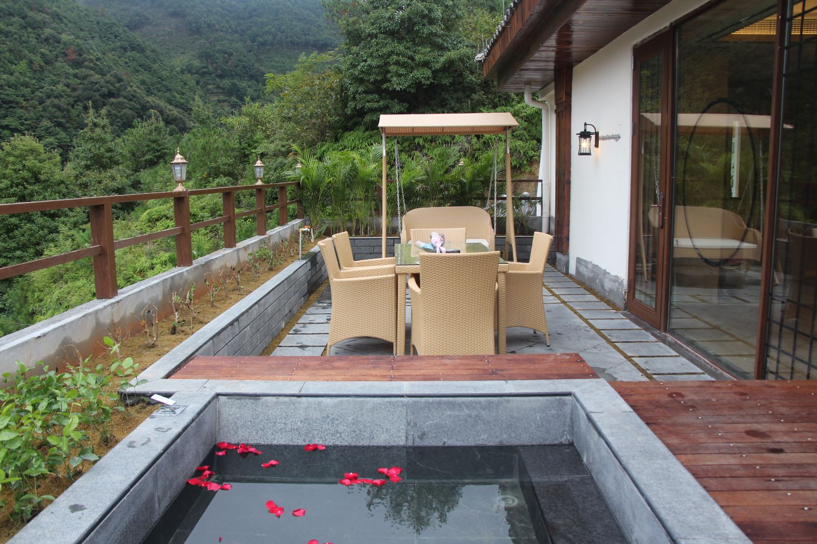 玉龙山氡泉度假村