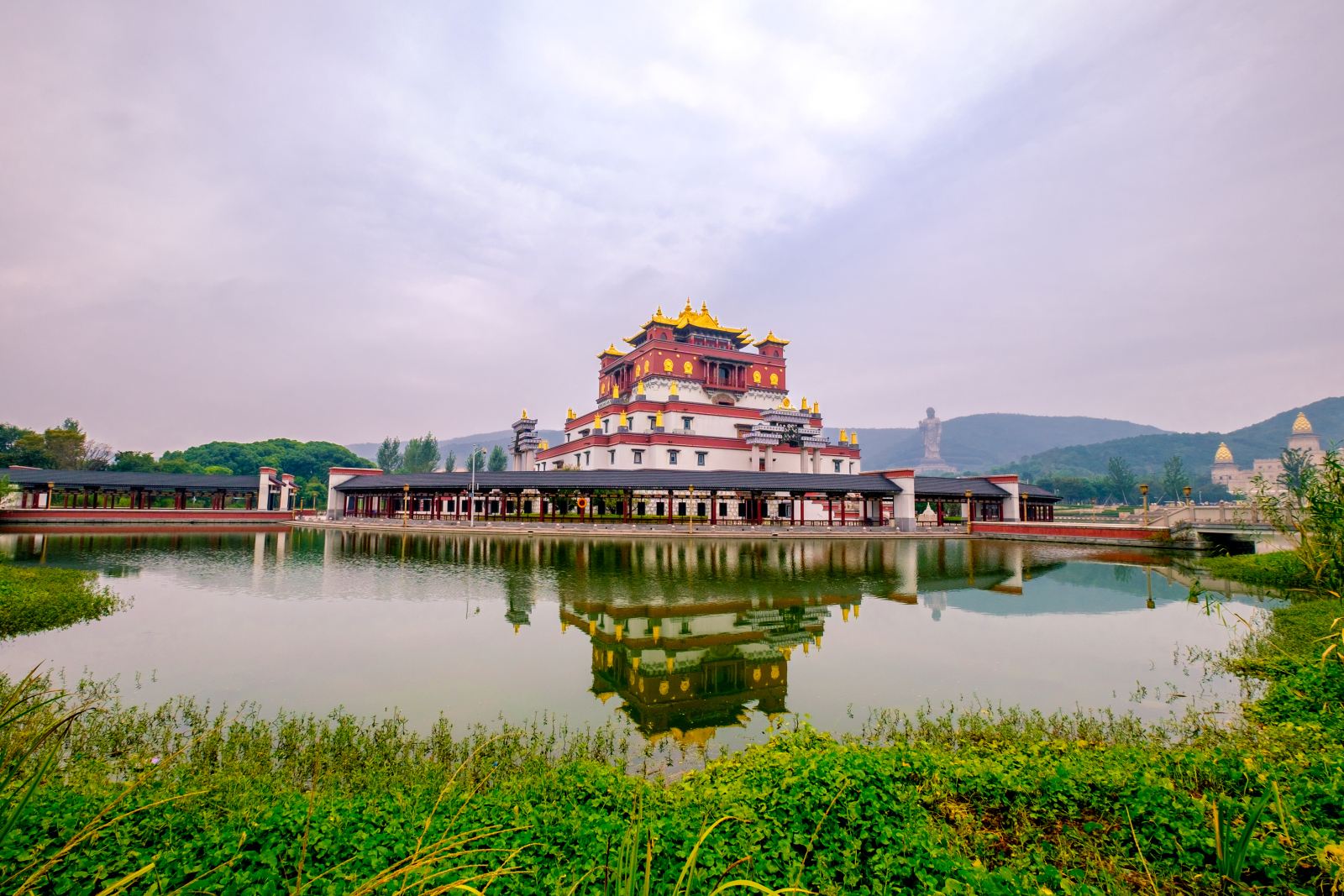 交通信息灵山寺距离景区大门不远,游客可以步行前往,也可以乘坐景区内