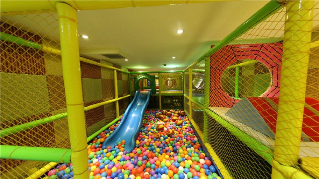 餐饮,书吧,氧吧,网吧,vip包房,健身等休闲项目经营面积20000多平方米