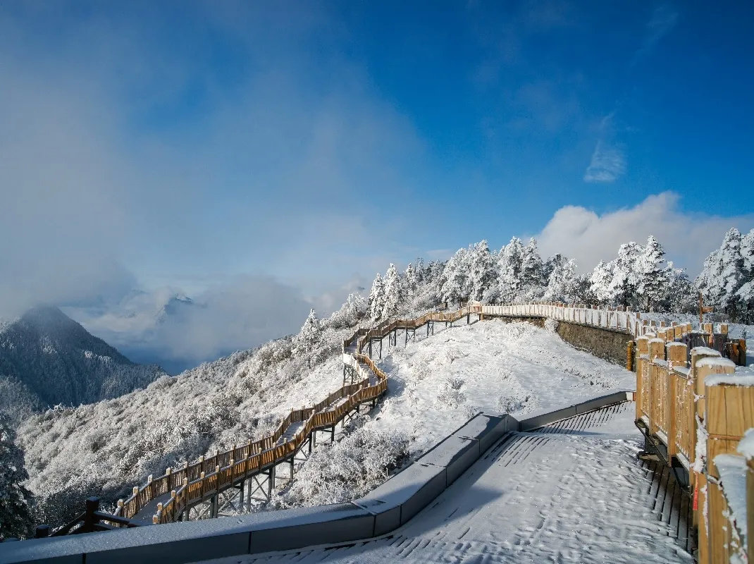 西岭雪山全景图片