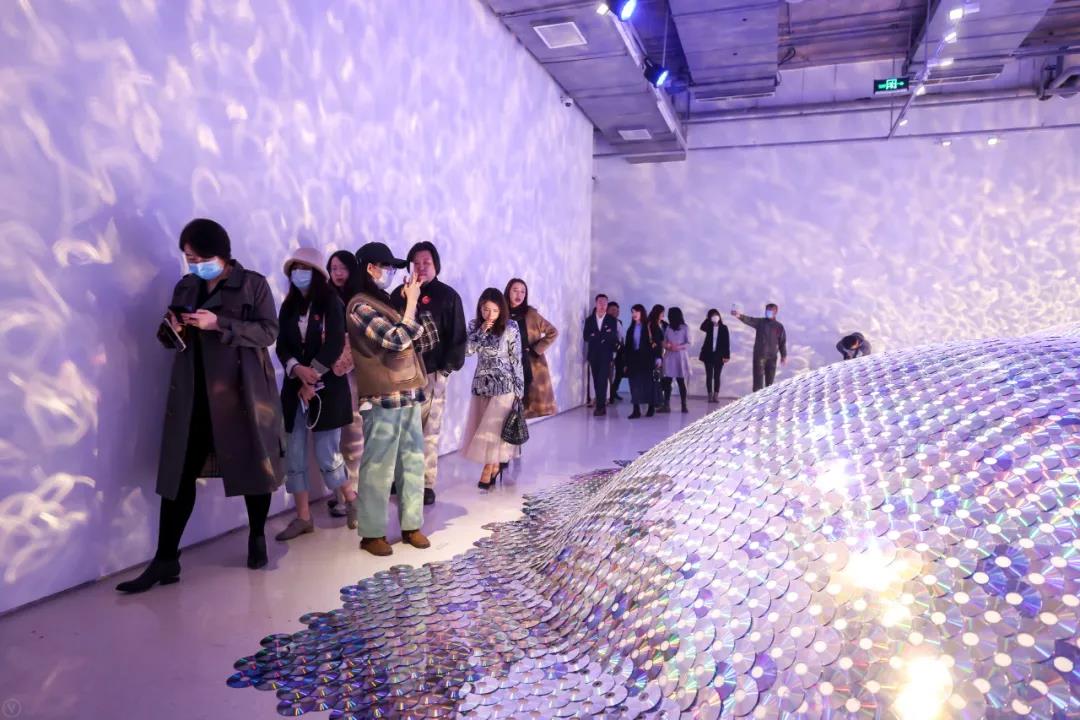 你有想象过水纹的形状吗?wavelength:此时此刻展览全部满足你.