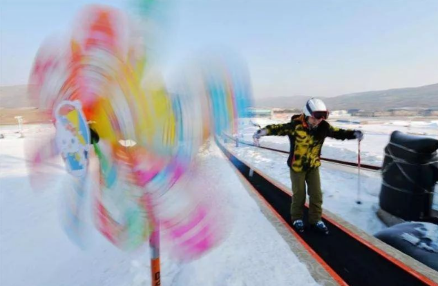 還增添了趣味性十足的雪地摩托,雪上飛碟,雪地轉轉,雪地碰碰球,滑車