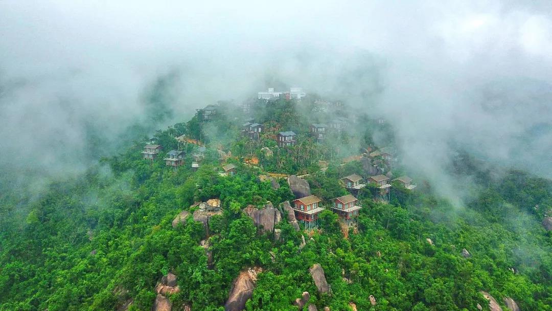 長泰天柱山歡樂大世界,位於福建漳州長泰,是一個以濃厚閩南特色的天禪