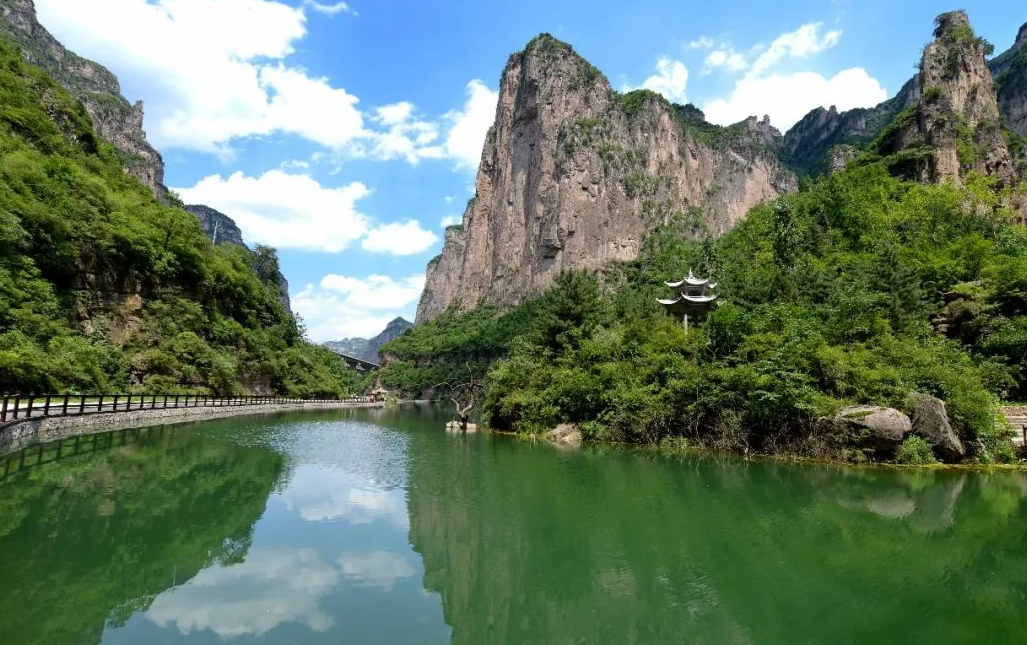 通天峡景区位于太行山南端以东,地处山西省长治县平顺县虹梯关,冬无