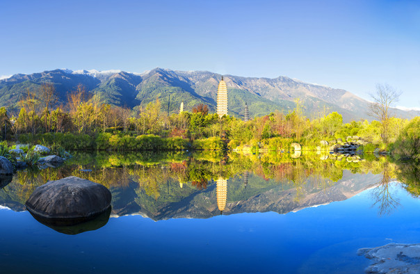 秋天,層林盡染,漫江碧透,大理的藍天和白雲把三塔倒影公園映襯得碧玉