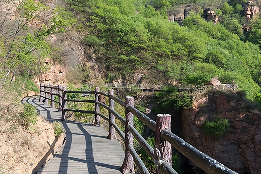 伏羲山大峡谷:山上林木葱茏,峡幽洞奇,吸引无数游客前去