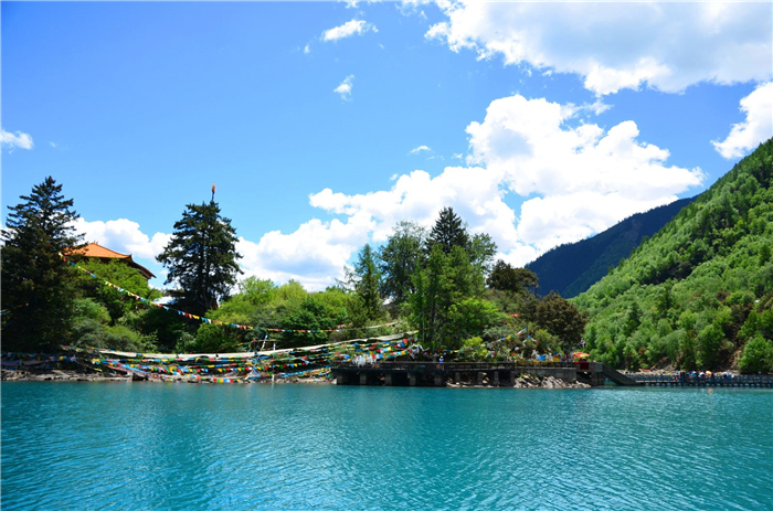 巴松措风景区