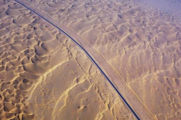 塔里木沙漠公路被称为希望之路的原因