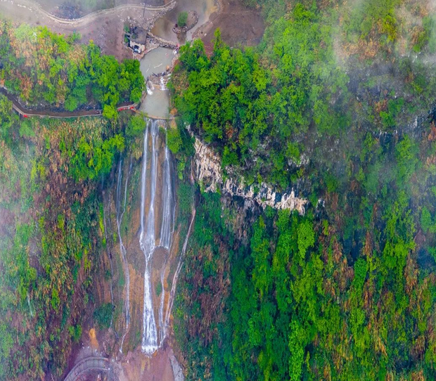 滴水崖瀑布生态旅游风景区