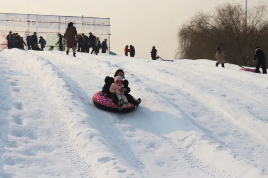 天颐湖冰雪乐园