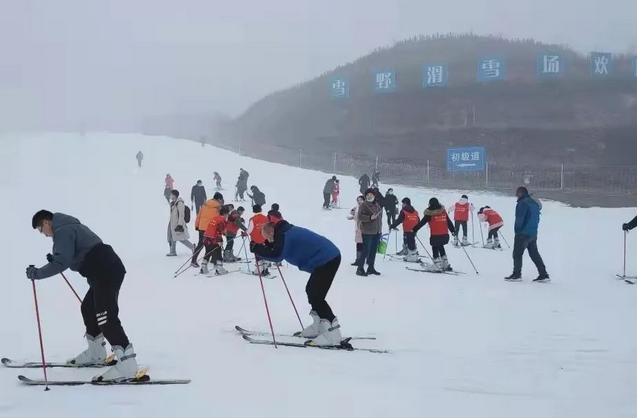 莱芜雪野滑雪场