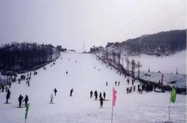 哈尔滨霜雪滑雪场