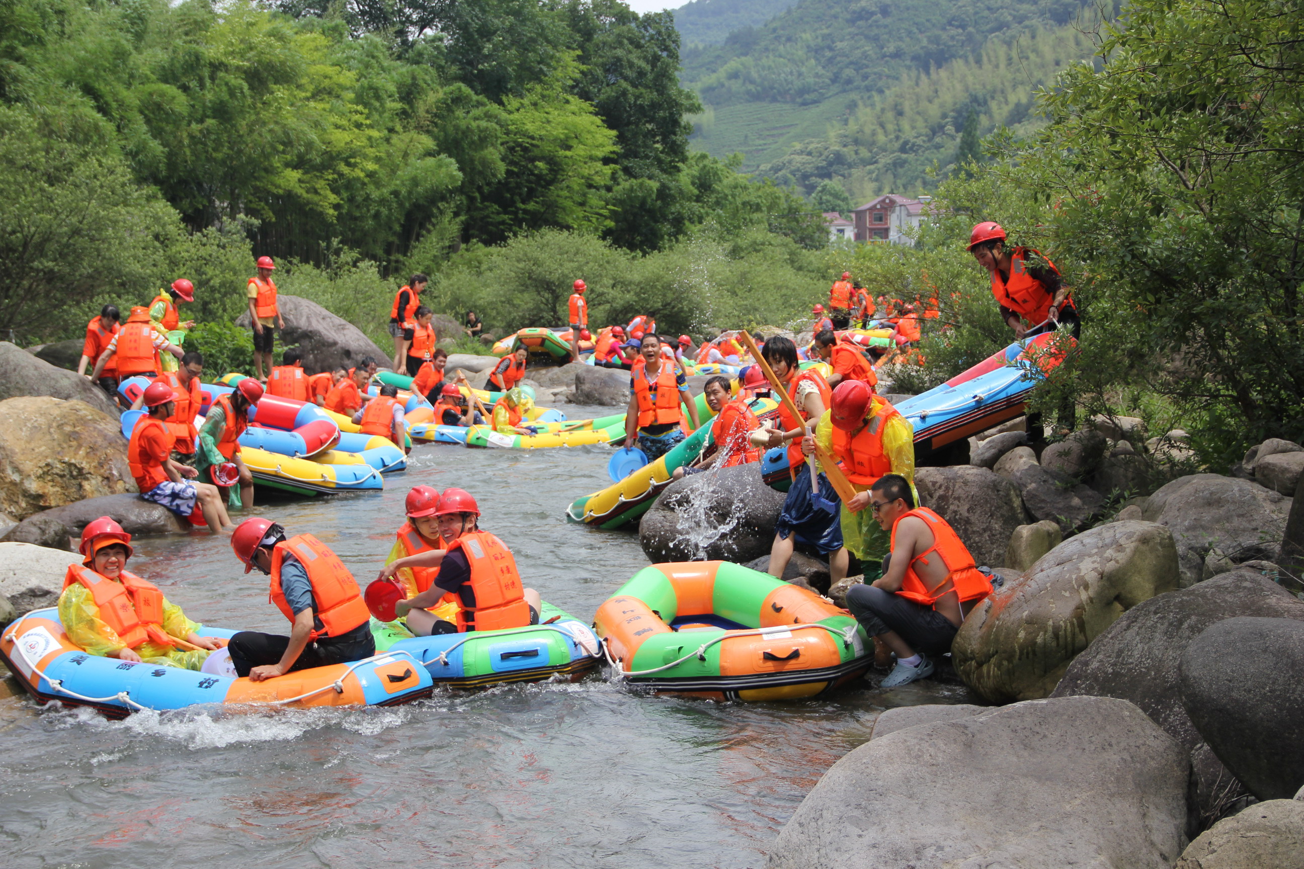 龙王山峡谷漂流