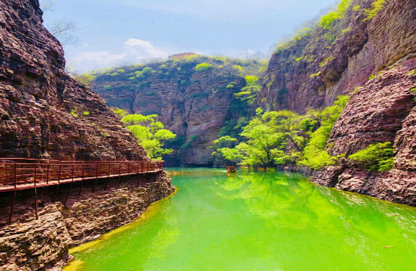 太行赤壁悬流景区