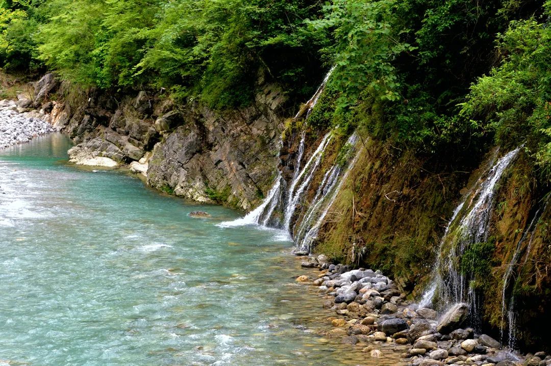 水銀河峽谷漂流風景區(qū).jpg