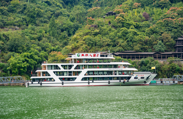 船進(jìn)三峽人家