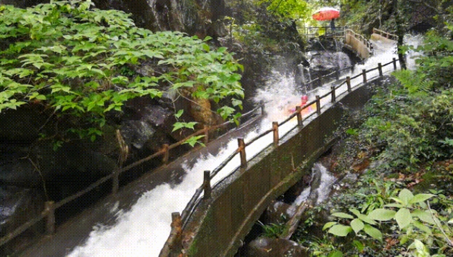 泉水谷漂流度假村