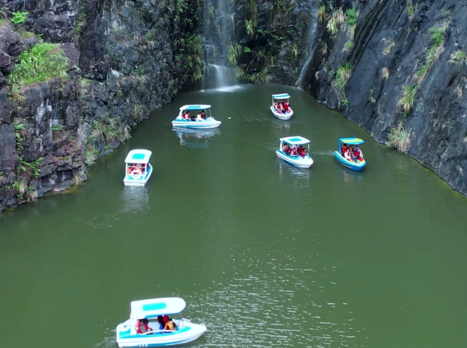 章氏矿坑冰城旅游区