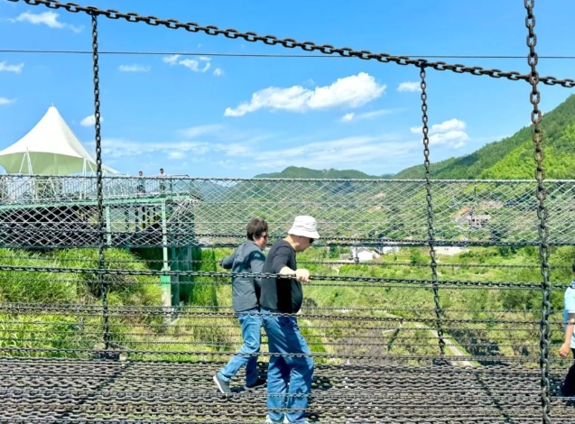 章氏矿坑冰城旅游区