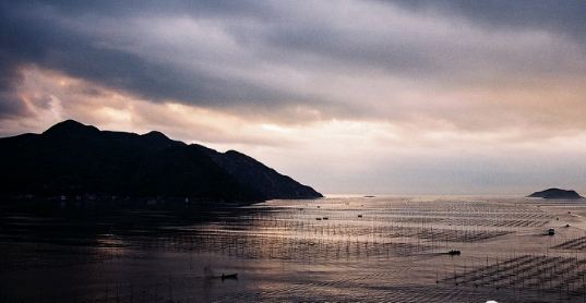 交通方式：  自駕：  1、霞浦縣——六一七路——赤岸大道——霞浦羅漢溪漂流景區(qū)，全長(zhǎng)8.7公里，約19分鐘  2、導(dǎo)航寧德市霞浦縣太康路251號(hào)，沿著目海路、太康路行駛即可到達(dá)  公共交通：乘坐霞浦3路大沙延伸線(xiàn)/8路/5路，到永輝超市(賜作橋)站下車(chē)，步行190米到達(dá)