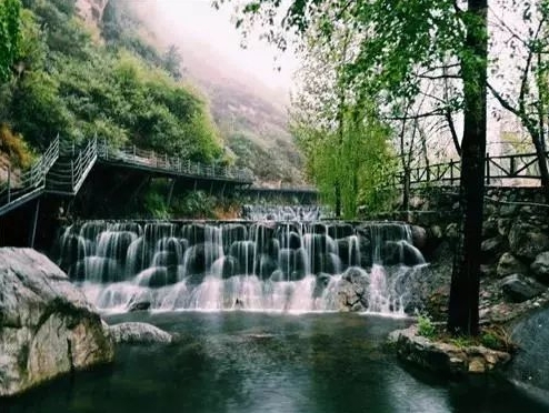 漫山花溪谷