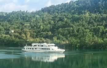 閬中古城嘉陵江游船