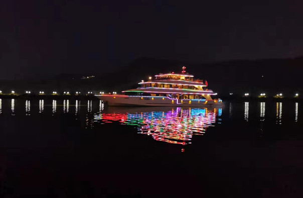 閬中古城嘉陵江游船