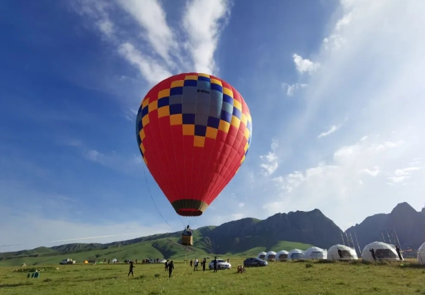 草原上的熱氣球，帶你解鎖甘加秘境的全新旅行方式！