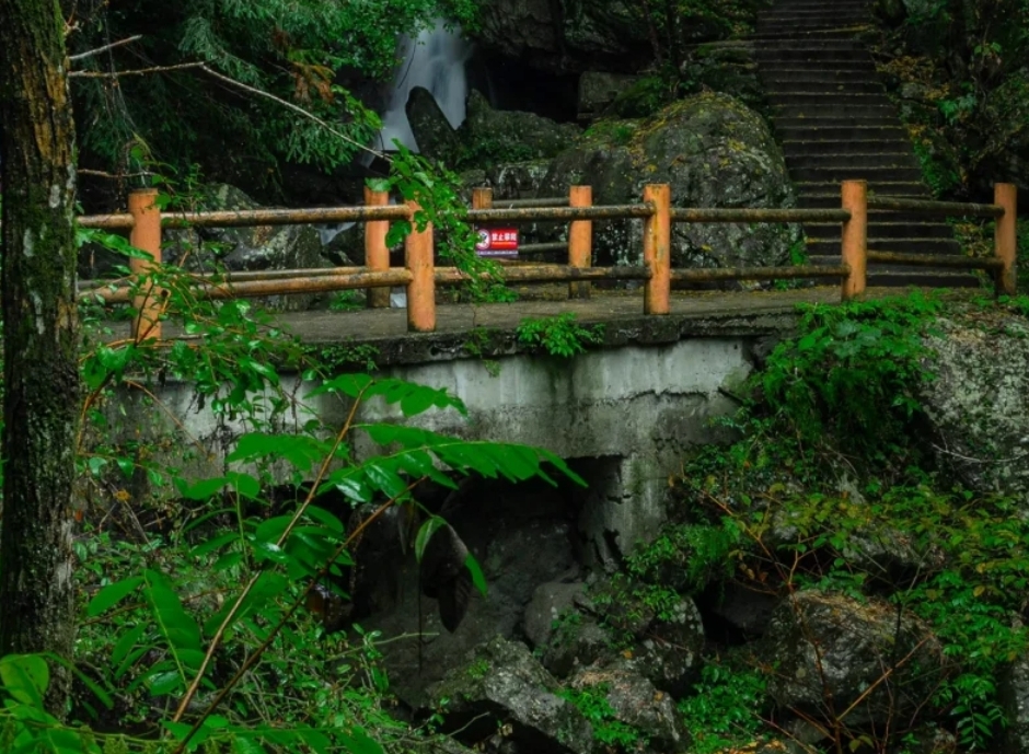 湖州藏龍百瀑