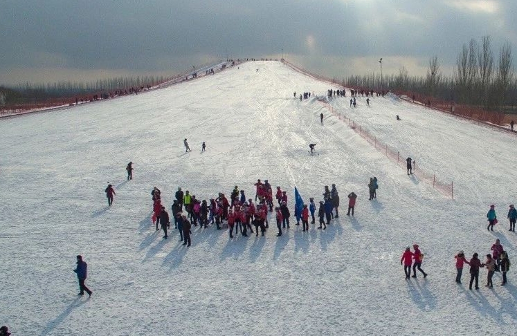 銀川鳴翠湖滑雪場(chǎng)