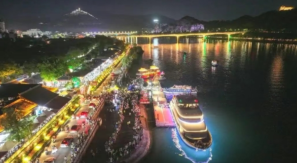 閬中古城嘉陵江游船