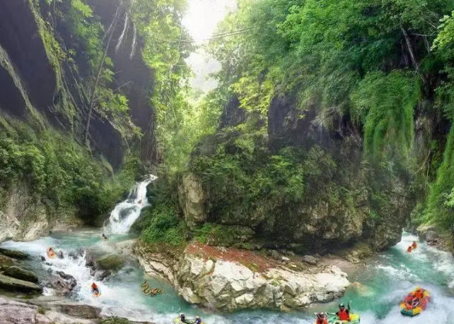 清遠(yuǎn)古龍峽漂流