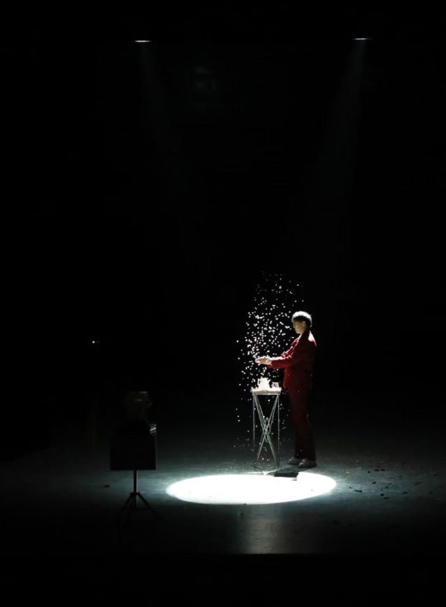 魔術(shù)秀《魔法時(shí)刻》深圳站1.jpg