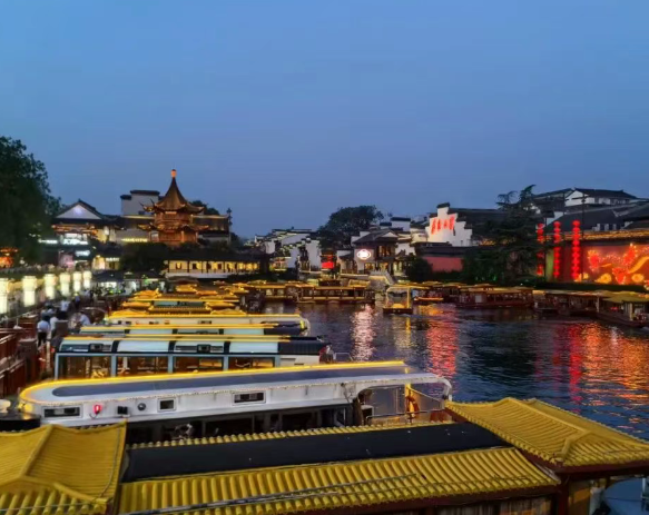 2025秦淮河畫舫游船票價(jià)+免費(fèi)政策+沿途風(fēng)景+游覽時(shí)長(zhǎng)