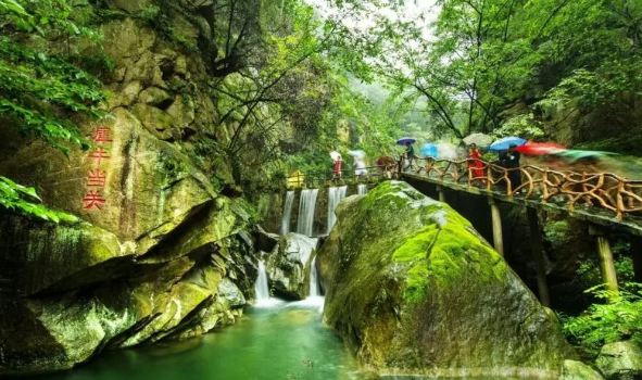 魯山詩景龍?zhí)秿{景區(qū)