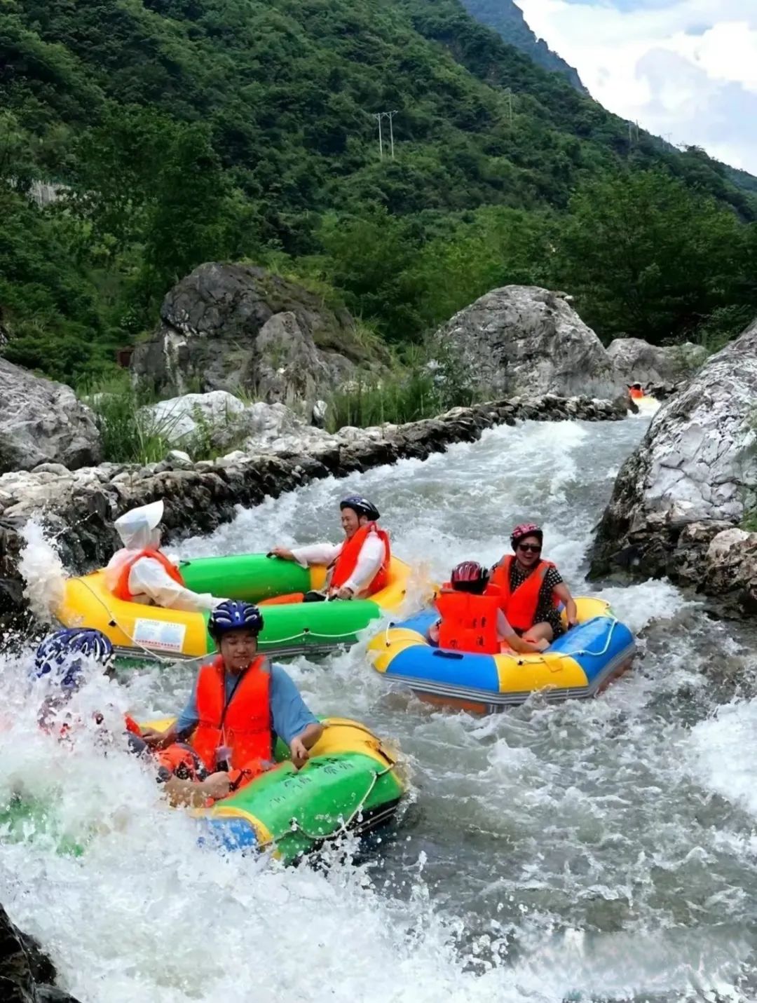 南陽(yáng)寶天曼峽谷漂流